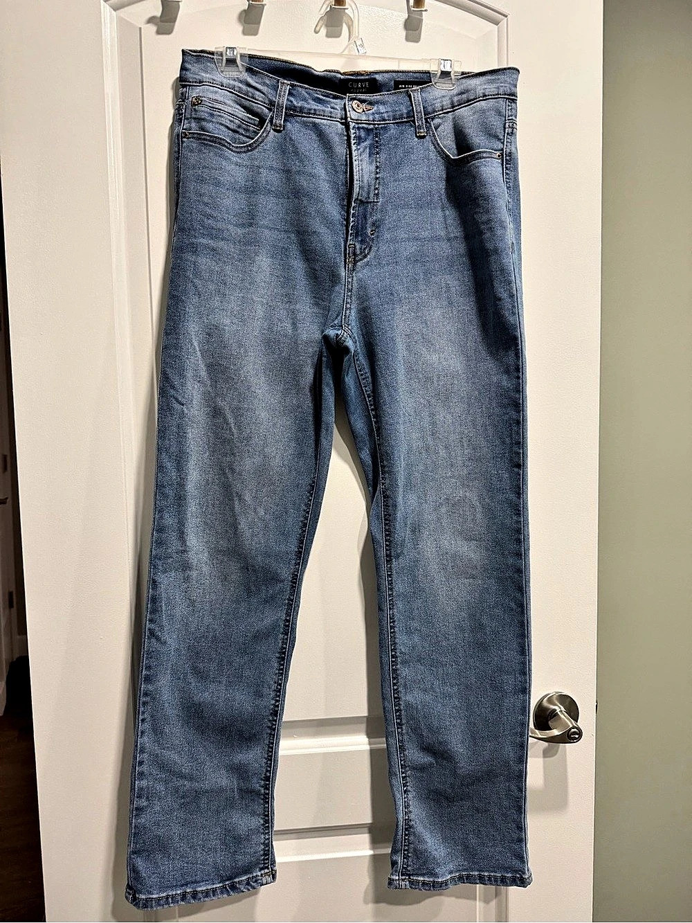 Curve Appeal Mid-Rise Relaxed Fit Jeans in Blue Like New